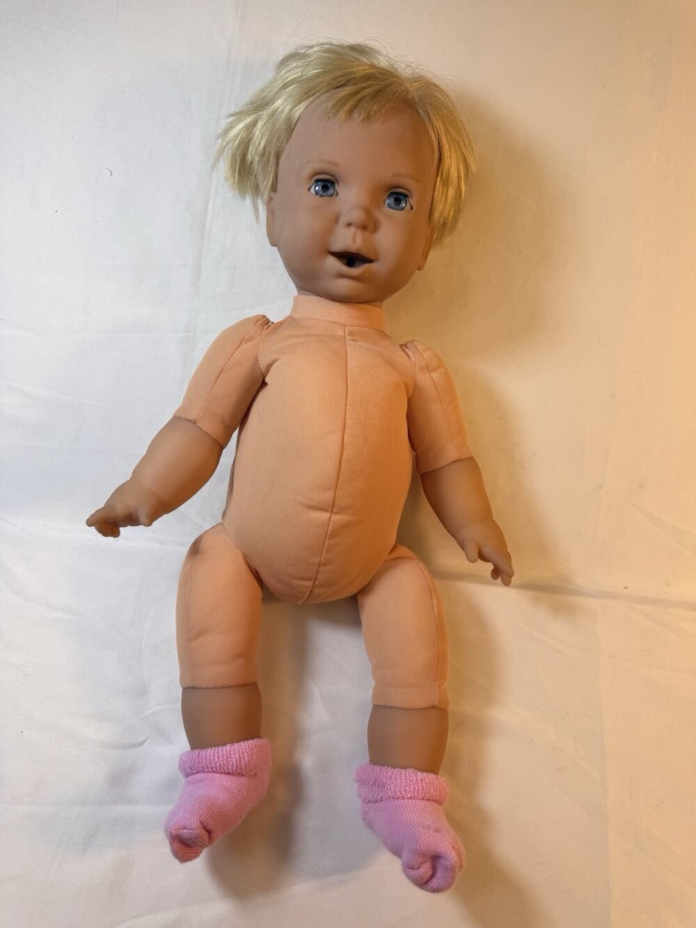 Original Miracle Moves Baby Doll 2000. Works!